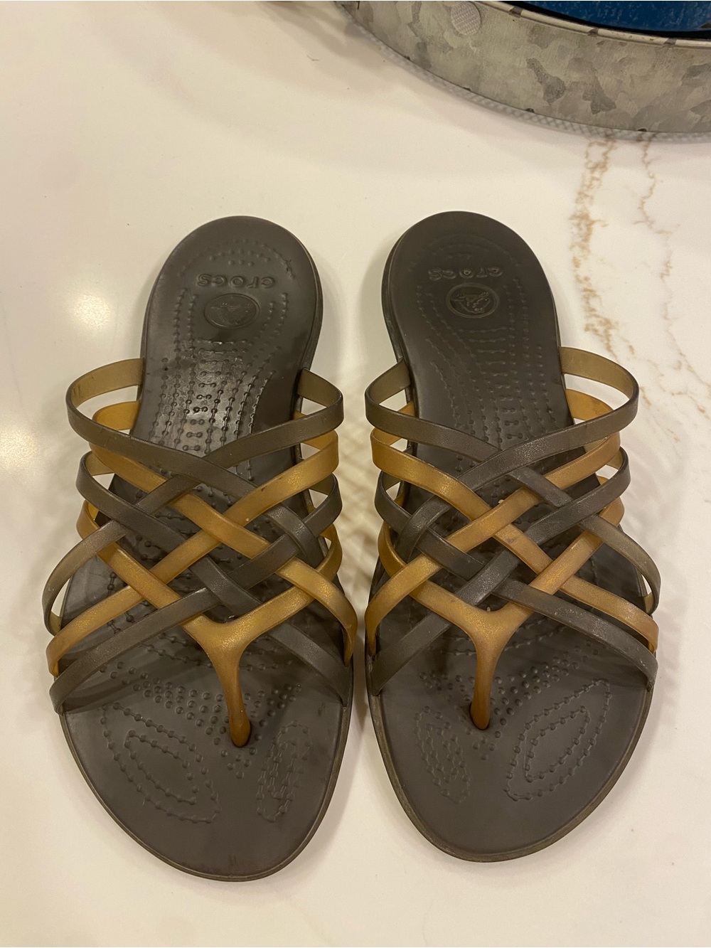 CROCS huarache Brown and Gold Strappy Woven Sandals 8
